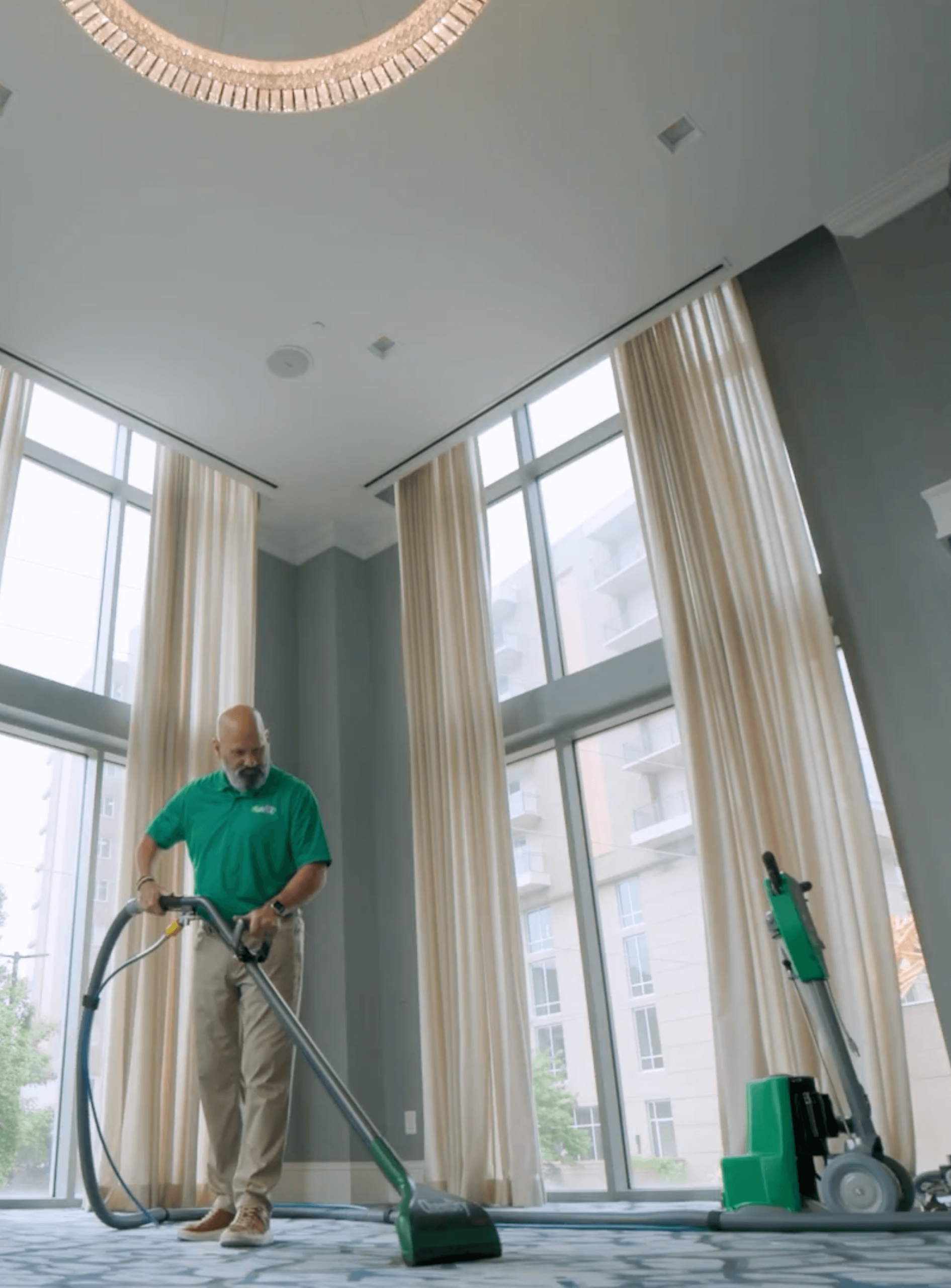 commercial-cleaner-in-hotel a commercial cleaning in progress